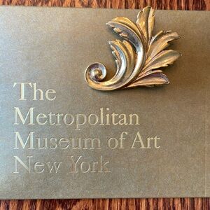 METROPOLITAN MUSEUM OF ART Acanthus Leaf Pin still in packaging! 24K gold plated